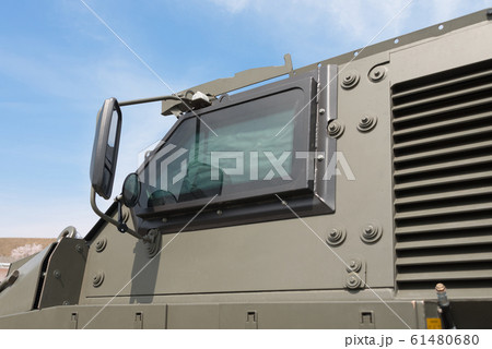 陸上自衛隊輸送防護車の厚い防弾ガラス 61480680
