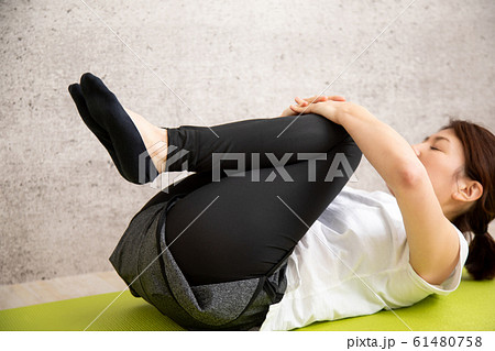 筋トレする女性 61480758