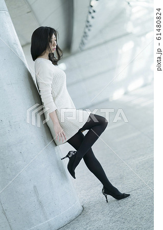 女性ポートレート　全身　冬コーデ 61480824