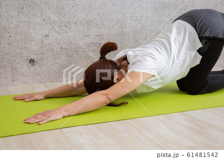 ストレッチをする女性 61481542
