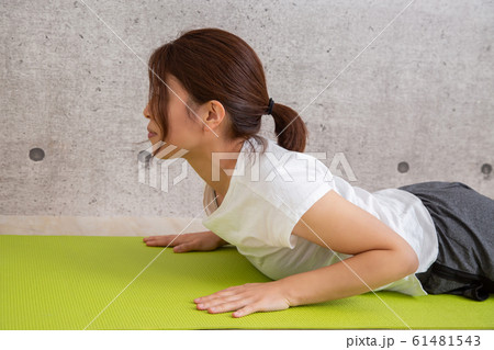 ストレッチをする女性 61481543
