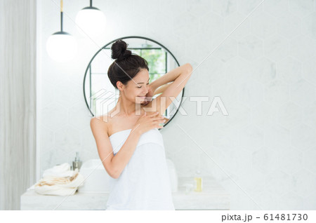 スキンケアをする女性(浴室) スキンケアをする女性(浴室) 61481730