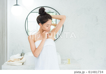 スキンケアをする女性（浴室） 61481734