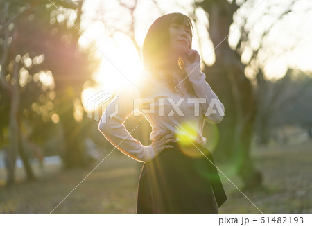 女性ポートレート　夕日　逆光 61482193