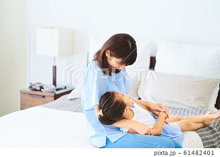 膝枕をする親子　明るい屋内 61482401