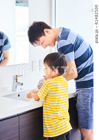 手を洗う親子 明るい屋内 手を洗う親子 明るい屋内 61482500