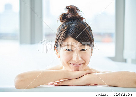 お風呂に入る女性　明るい浴槽 61482558