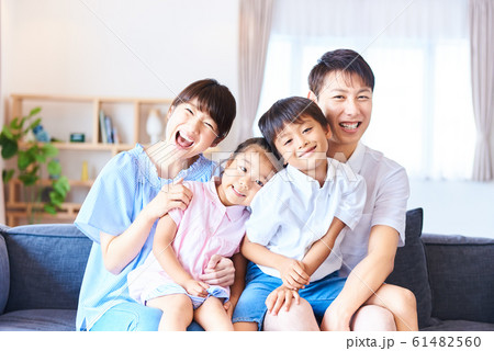 4人家族　明るいリビング 61482560