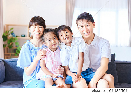 4人家族 明るいリビング 4人家族 明るいリビング 61482561