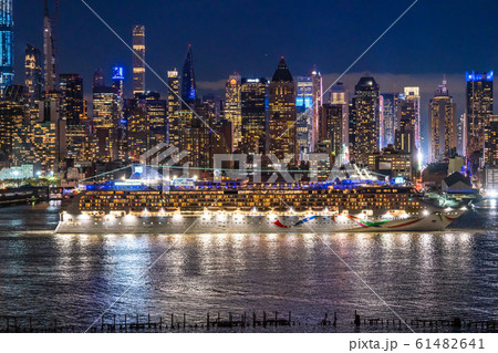 《ニューヨーク》豪華客船とマンハッタンの夜景・ハルミトンパークより 《ニューヨーク》豪華客船とマンハッタンの夜景・ハルミトンパークより 61482641