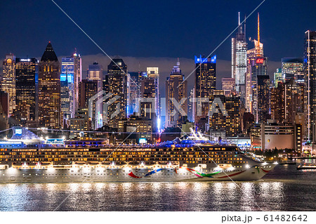 《ニューヨーク》豪華客船とマンハッタンの夜景・ハルミトンパークより 《ニューヨーク》豪華客船とマンハッタンの夜景・ハルミトンパークより 61482642