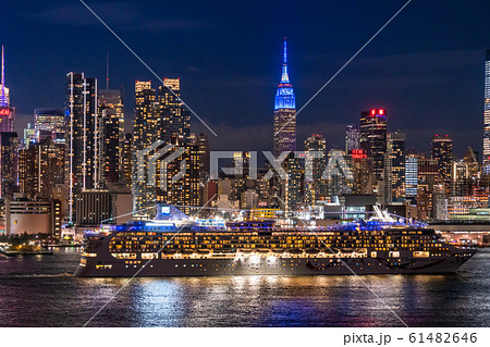 《ニューヨーク》豪華客船とマンハッタンの夜景・ハルミトンパークより 61482646