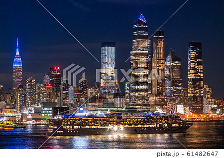 《ニューヨーク》豪華客船とマンハッタンの夜景・ハルミトンパークより 61482647