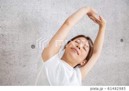 筋トレする女性 61482985