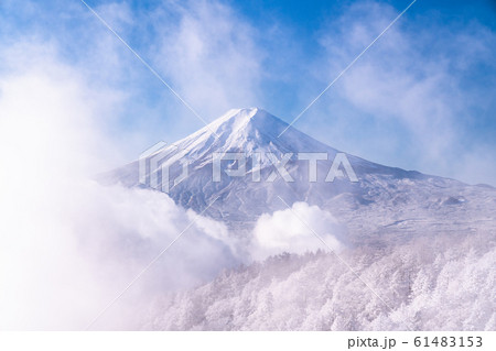 《山梨県》富士山と荒ぶる大雲海・霧氷の三つ峠 61483153