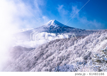 《山梨県》富士山と荒ぶる大雲海・霧氷の三つ峠 61483166
