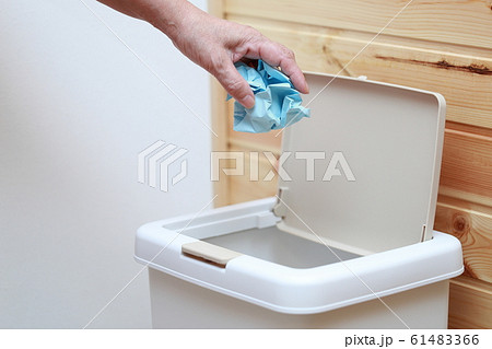 ゴミ捨て (手 女性 シニア ボディパーツ 顔なし キッチン 台所 コピースペース 1人 高齢者) ゴミ捨て (手 女性 シニア ボディパーツ 顔なし キッチン 台所 コピースペース 1人 高齢者) 61483366