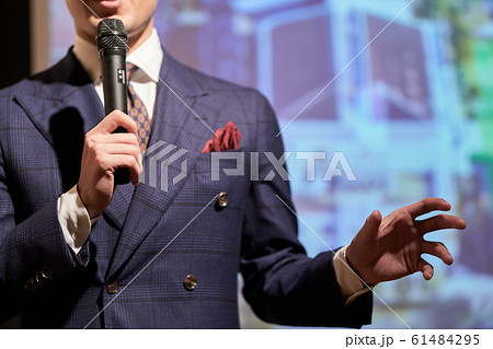 登壇して公演をするビジネスマン	 61484295