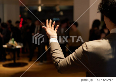 登壇して公演をするビジネスマン	 61484297