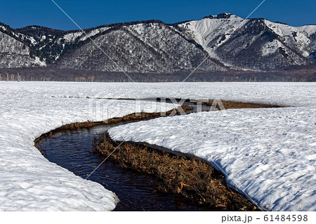 雪解けの尾瀬ヶ原から見る景鶴山 雪解けの尾瀬ヶ原から見る景鶴山 61484598