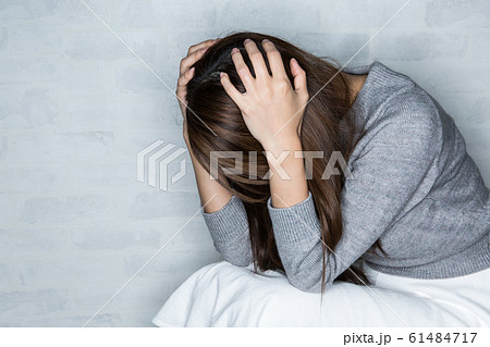 頭を抱える女性. 61484717