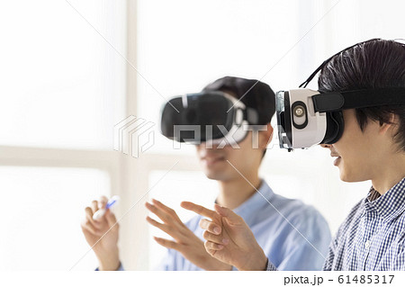 VRゴーグルで5G最新技術を3D体験する男性二人のライフスタイル VRゴーグルで5G最新技術を3D体験する男性二人のライフスタイル 61485317