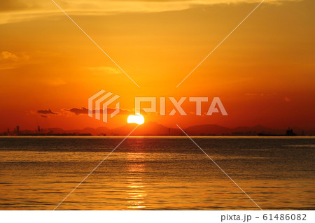 稲毛海岸から見た日没と夕焼け空(明) 稲毛海岸から見た日没と夕焼け空(明) 61486082