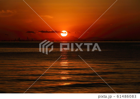 稲毛海岸から見た日没と夕焼け空（暗） 61486083