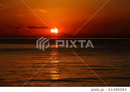 稲毛海岸から見た日没と夕焼け空(暗) 稲毛海岸から見た日没と夕焼け空(暗) 61486084
