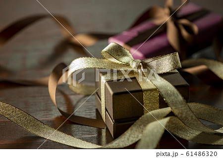 幸せなプレゼント 61486320