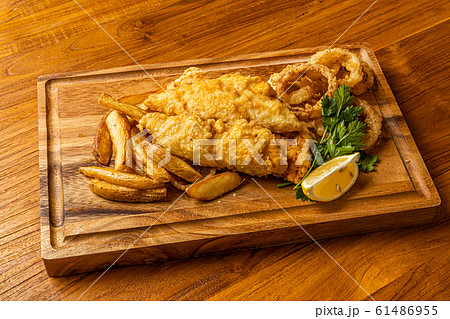 フィッシュアンドチップス Typical homemade fish and chips フィッシュアンドチップス Typical homemade fish and chips 61486955