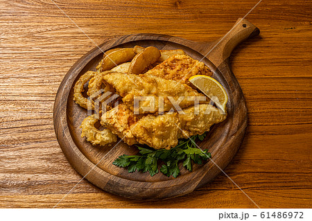 フィッシュアンドチップス Typical homemade fish and chips フィッシュアンドチップス Typical homemade fish and chips 61486972