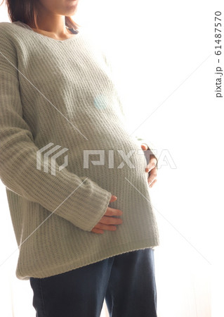 妊娠8か月のお腹をさする横向きの妊婦【白背景】 妊娠8か月のお腹をさする横向きの妊婦【白背景】 61487570
