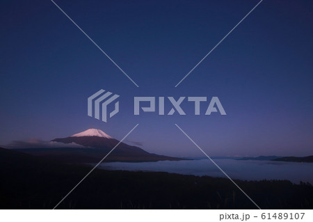 紅色に染まり出した富士山と雲に覆われた山中湖 紅色に染まり出した富士山と雲に覆われた山中湖 61489107