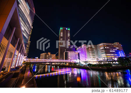 日本の横浜都市景観 日産自動車グローバル本社などを望む(夜景) 日本の横浜都市景観 日産自動車グローバル本社などを望む(夜景) 61489177