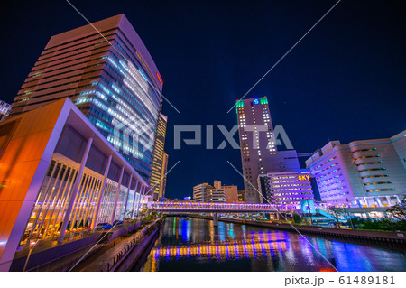 日本の横浜都市景観 日産自動車グローバル本社などを望む(夜景) 日本の横浜都市景観 日産自動車グローバル本社などを望む(夜景) 61489181