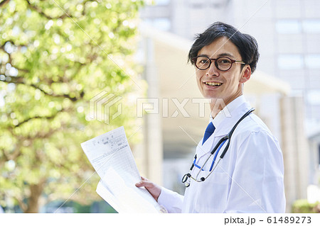 白衣を着た若い男性 白衣を着た若い男性 61489273