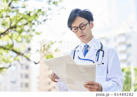白衣を着た若い男性 61489282