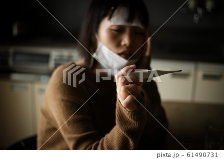体調不良の女性 61490731
