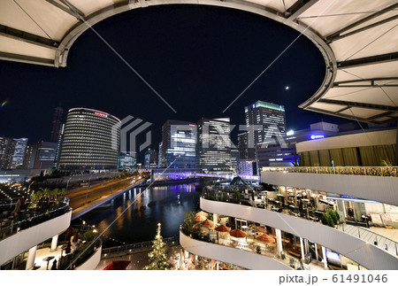 日本の横浜都市景観 横浜ベイクォーターから日産自動車グローバル本社などを望む 夜景 の写真素材