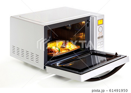 電子レンジを使ってコンビニ弁当温める 61491950