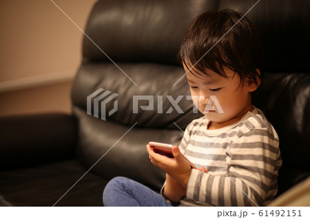 スマートフォンを使う男の子 61492151