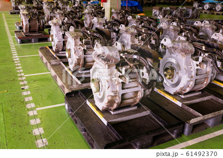 整備中の新幹線の駆動モーターアッセンブリー 61492370