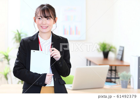 ビジネス　女性　オフィス 61492379