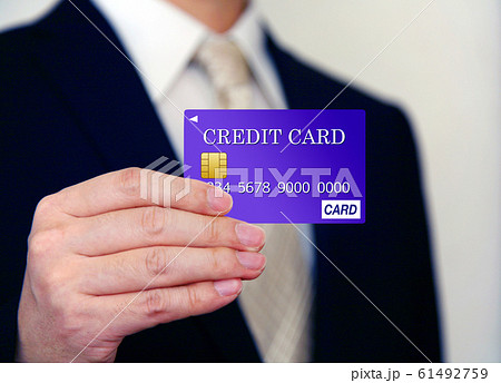 クレジットカードを持つ手 61492759
