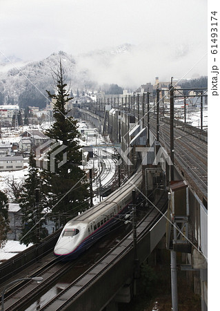 冬のガーラ湯沢を出発する上越新幹線E2系 61493174
