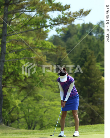 パッティングを打つ女性 イメージ 61494630