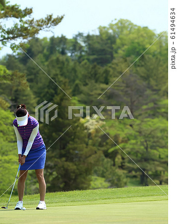 パッティングを打つ女性 イメージ パッティングを打つ女性 イメージ 61494634