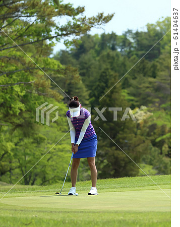 パッティングを打つ女性 イメージ 61494637