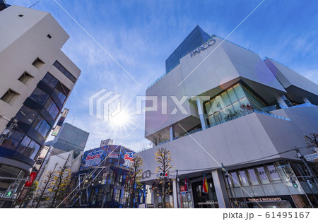 渋谷公園通りの街並みと渋谷パルコのビルディング 渋谷公園通りの街並みと渋谷パルコのビルディング 61495167